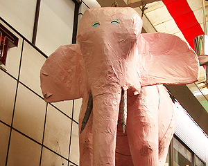 Pink_elephant_in_Naka_Dori_gai